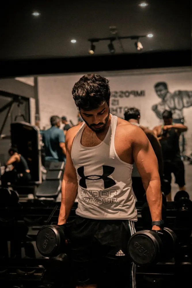 Fit, athletic man training at the gym, representing the Aliante, NV men's health program at Quill Health DPC